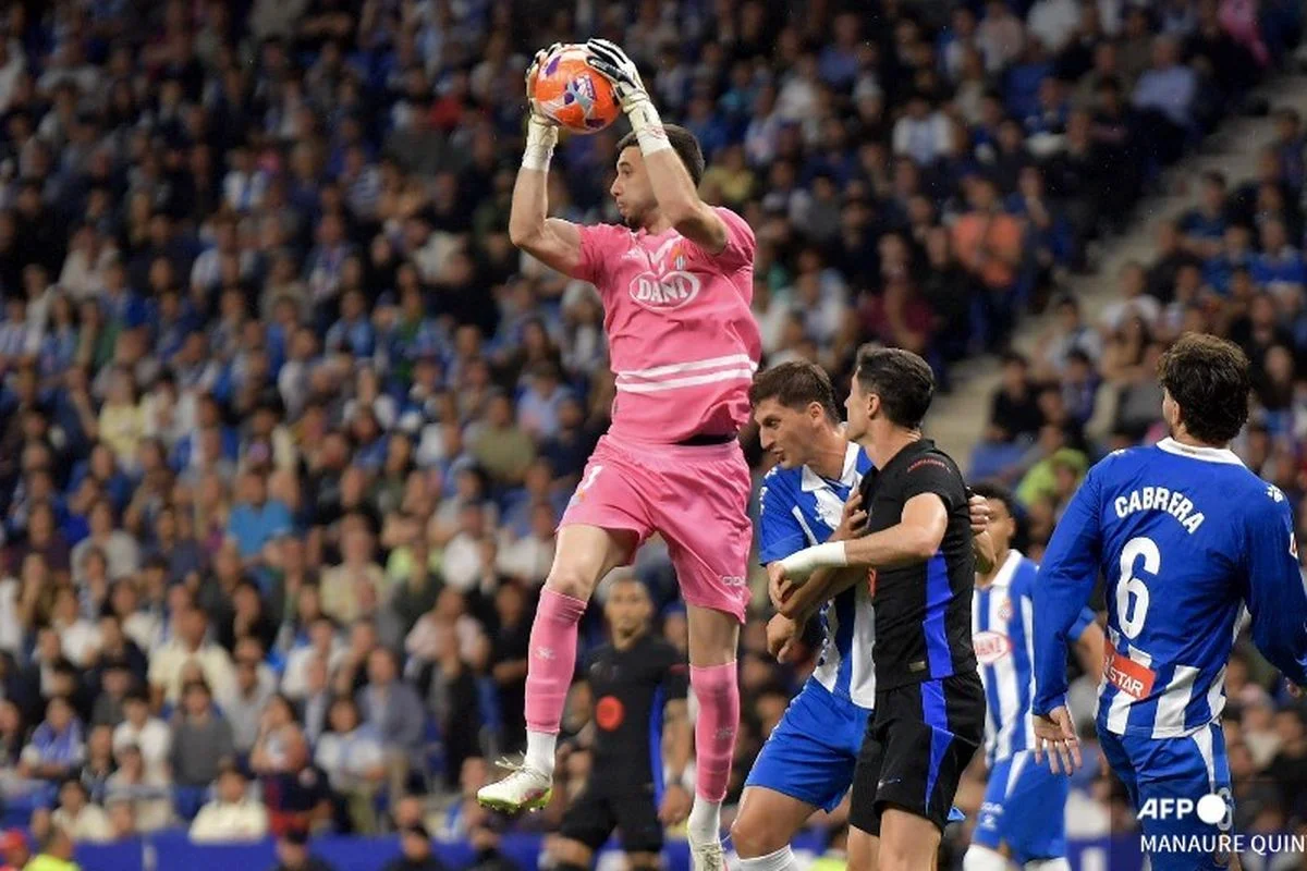 Barcelona Resmi Rekrut Joan Garcia Kiper Masa Depan Spanyol